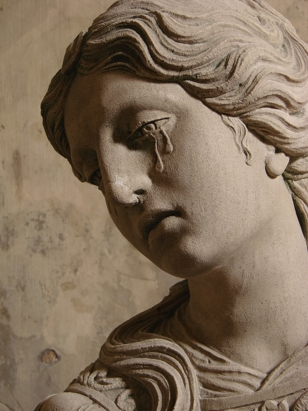 crying-statue-Sépulcre_Arc-en-Barrois_111008_11.jpg